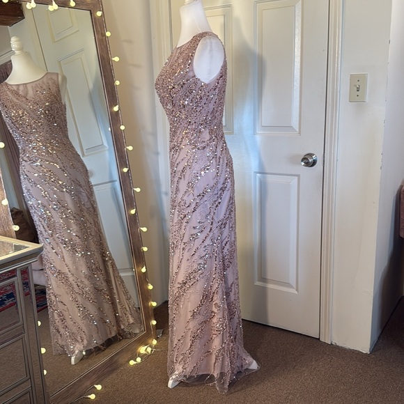 MAC DUGGAL
Sleeveless Embellished Boat Neck Gown - Picture 10 of 15